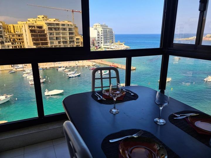 Spinola Bay Sea Front Apt 6 Сент Джулианс Экстерьер фото
